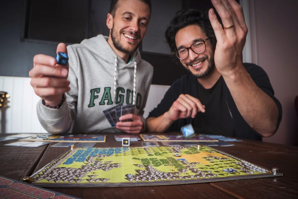 Quentin Guénard et Miki Tajima avec le prototype de Bôken